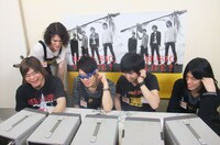 モニタールームに戻ってきた菅原卓郎を出迎えるメンバーとダイスケはん。