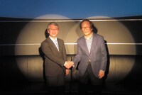 写真はアルバム「惑星 ultimate edition」完成発表会の様子。握手を交わす川口淳一郎（写真左）と冨田勲（右）。