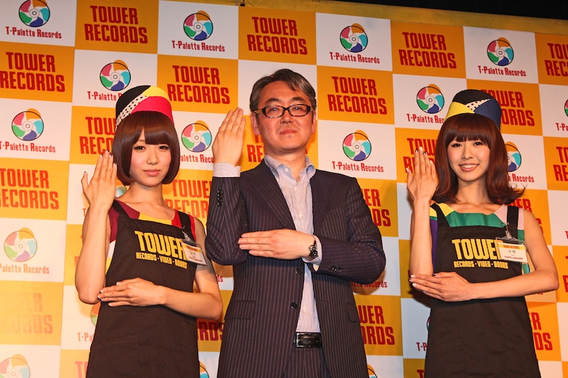 アイドルの現場を把握する嶺脇社長（写真中央）のセンスを発揮した「嶺脇フェス」を開催したいと野望を語ったバニラビーンズ。アイドル兼アイドルオタクのレナ（左）は「出演者よりもプロデューサー側に回って好きなアイドルを集めたい」と熱弁した。