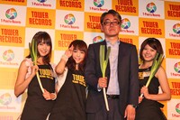 新潟名産・やわ肌ネギを持って記念撮影するNegiccoと嶺脇社長。