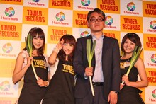 新潟名産・やわ肌ネギを持って記念撮影するNegiccoと嶺脇社長。