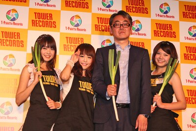 新潟名産・やわ肌ネギを持って記念撮影するNegiccoと嶺脇社長。