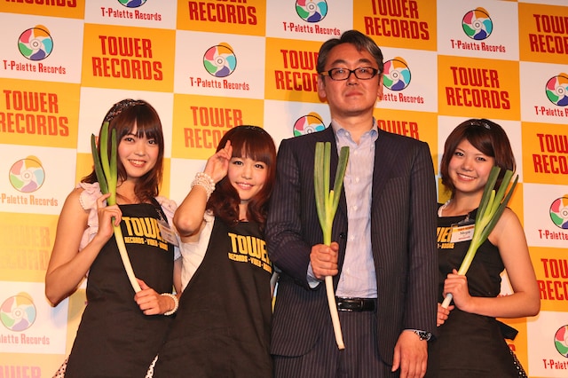 新潟名産・やわ肌ネギを持って記念撮影するNegiccoと嶺脇社長。