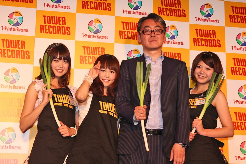 新潟名産・やわ肌ネギを持って記念撮影するNegiccoと嶺脇社長。