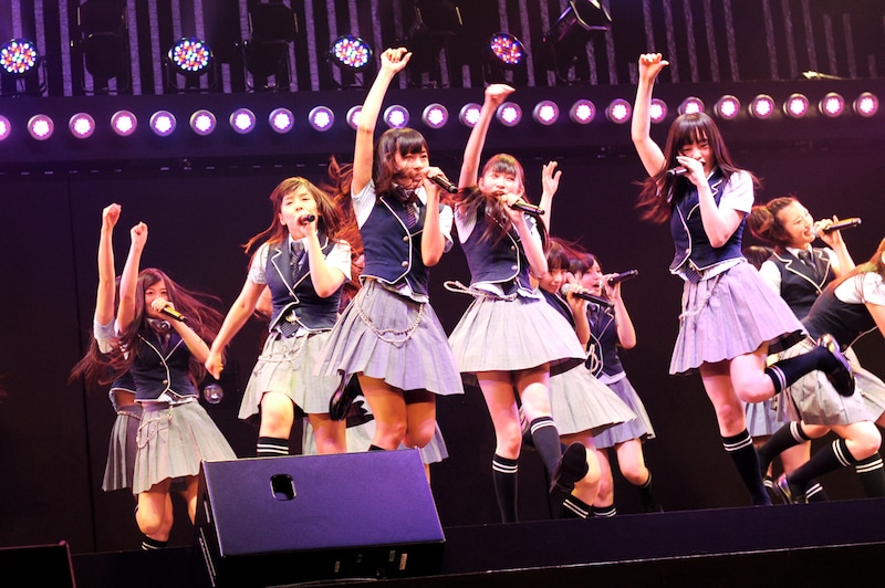 「絶滅黒髪少女」を披露するNMB48。