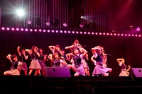 「絶滅黒髪少女」を披露するNMB48。