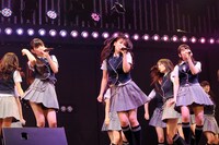 「絶滅黒髪少女」を披露するNMB48。