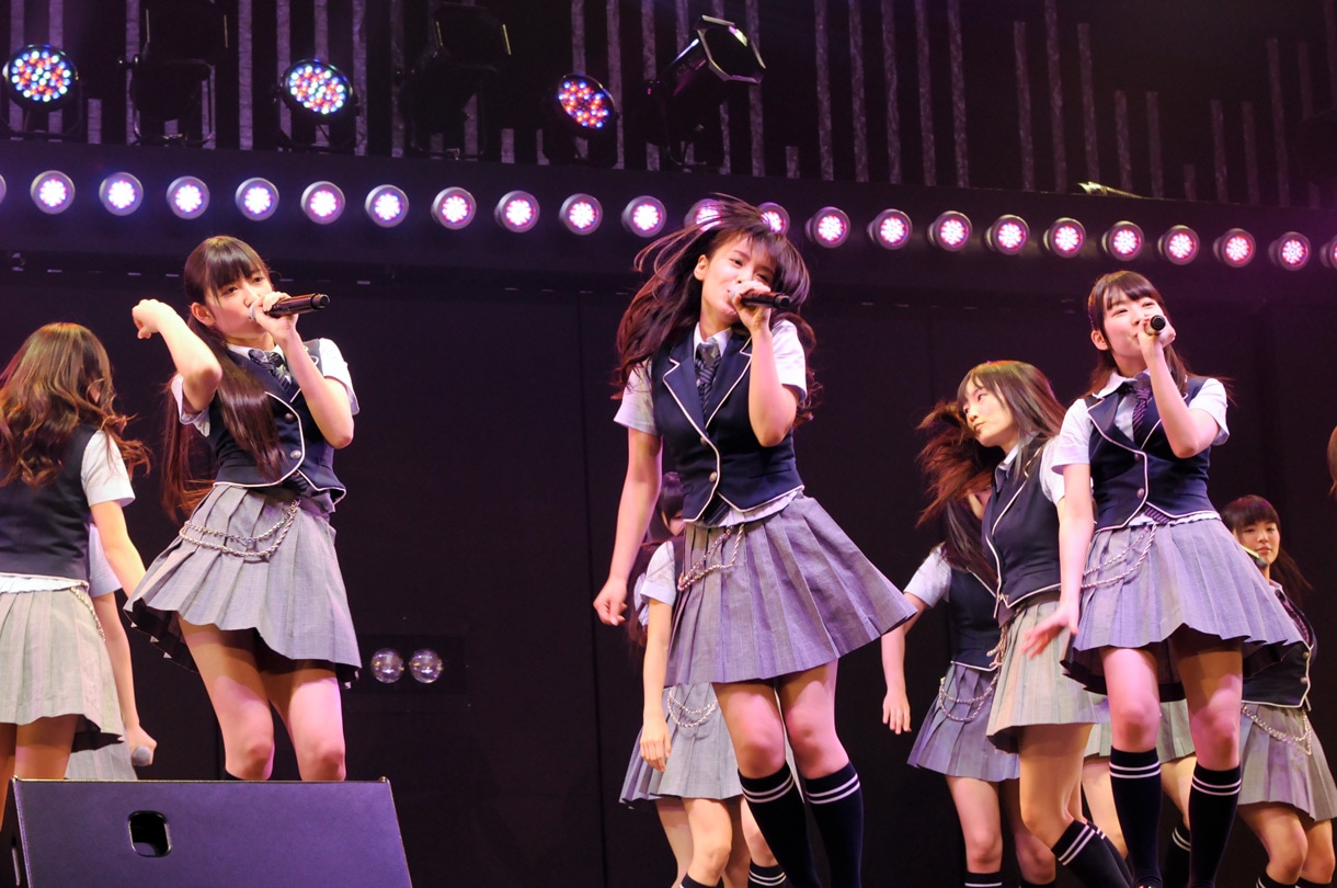 「絶滅黒髪少女」を披露するNMB48。
