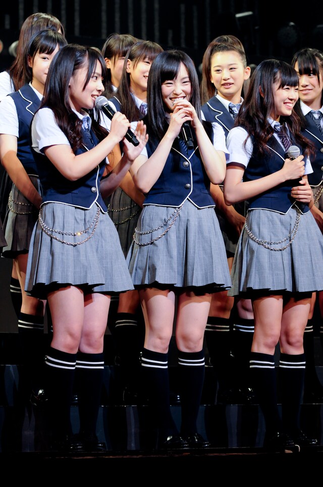 記者からの質問に答える山田菜々（写真左）、山本彩（中央）、渡辺美優紀（右）。