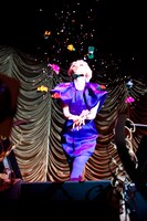 写真集「MIDNIGHT DEJAVU 10TH ANNIVERSARY at 東京キネマ倶楽部」に掲載されるEGO-WRAPPIN'のライブの模様。