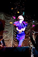 写真集「MIDNIGHT DEJAVU 10TH ANNIVERSARY at 東京キネマ倶楽部」に掲載されるEGO-WRAPPIN'のライブの模様。