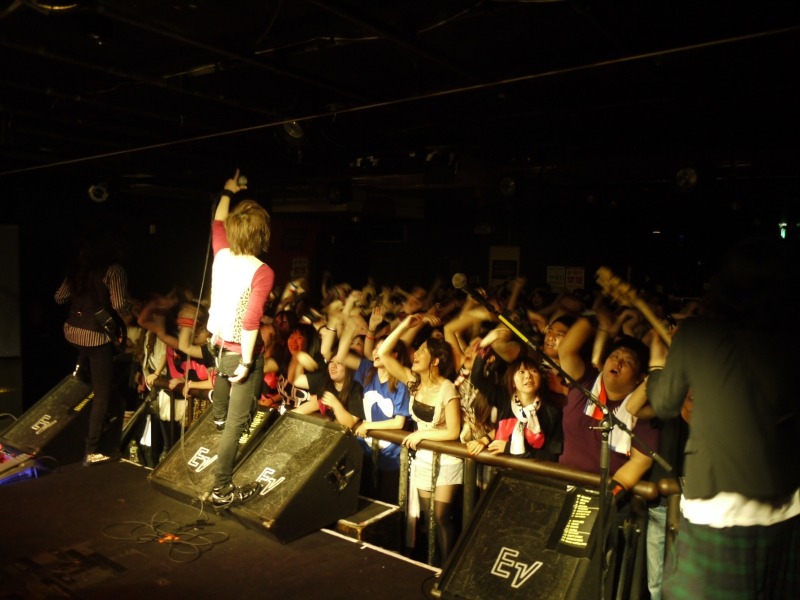 写真は「ギルガメッシュ WORLD TOUR 2011 "Here we go!!"」初日公演の模様。
