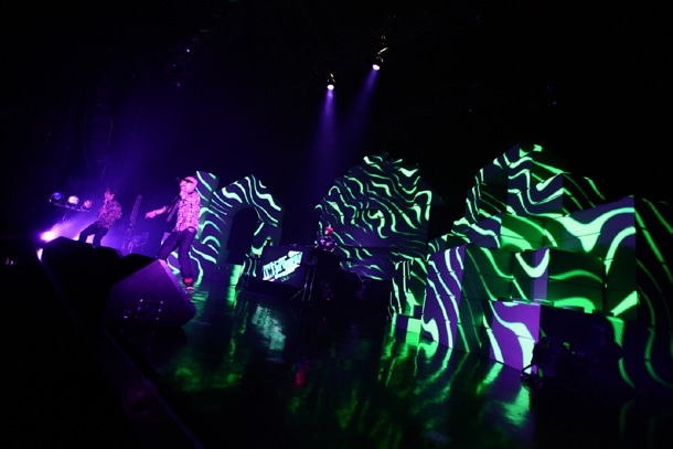 ツアー「KING OF STAGE VOL.9 ～POP LIFE RELEASE TOUR 2011～」のZepp Tokyo公演の模様。