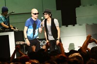 ツアー「KING OF STAGE VOL.9 ～POP LIFE RELEASE TOUR 2011～」のZepp Tokyo公演の模様。宇多丸とスガシカオ。