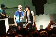 ツアー「KING OF STAGE VOL.9 ～POP LIFE RELEASE TOUR 2011～」のZepp Tokyo公演の模様。宇多丸とスガシカオ。