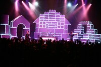 ツアー「KING OF STAGE VOL.9 ～POP LIFE RELEASE TOUR 2011～」のZepp Tokyo公演の模様。