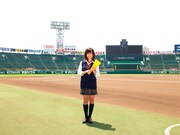 甲子園のグラウンドでメガホンを手にする川上ジュリア。(C)ABC
