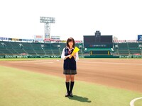 甲子園のグラウンドでメガホンを手にする川上ジュリア。(C)ABC