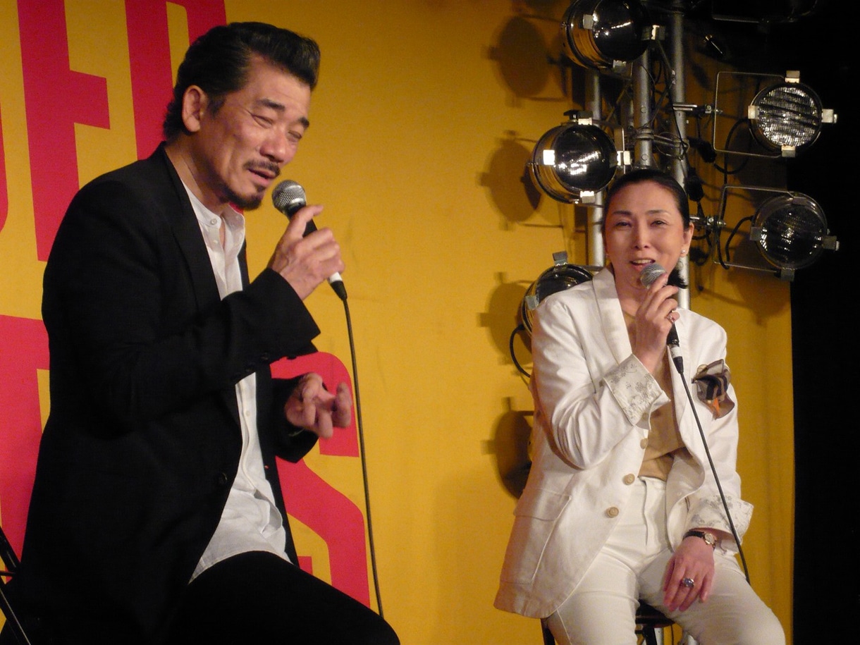 宇崎「33年間1本の電話もなく、嫌われたのかと思ってた」と心情を明かした宇崎竜童（写真左）に梶は「本当勝手でごめんね～。ずっと歌を封印しちゃってたのよ」とコメント。