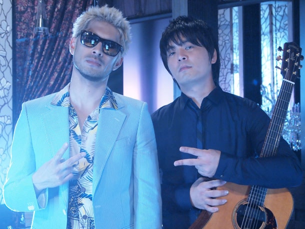 平井堅と押尾コータロー。