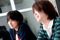 上野啓示（写真左）とghoma（右）。