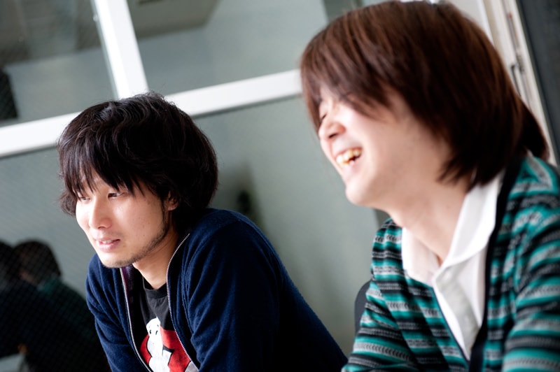 上野啓示（写真左）とghoma（右）。