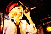 新曲「非情なる夜明け」でも観られる金髪＆白シャツファッションでファンを魅了したマリアンヌ東雲。