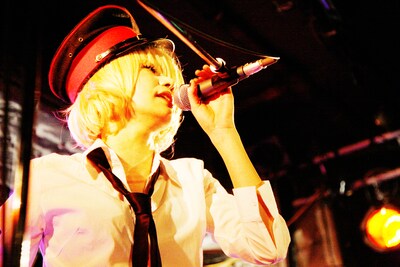 新曲「非情なる夜明け」でも観られる金髪＆白シャツファッションでファンを魅了したマリアンヌ東雲。