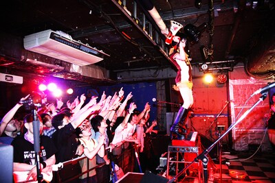 強烈なライブパフォーマンスに熱狂する観客。