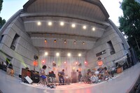 2年前の初野音ワンマンのときよりもリラックスしたパフォーマンスを展開したスペアザの4人（撮影：五十嵐一晴）。