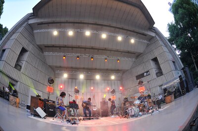 2年前の初野音ワンマンのときよりもリラックスしたパフォーマンスを展開したスペアザの4人（撮影：五十嵐一晴）。