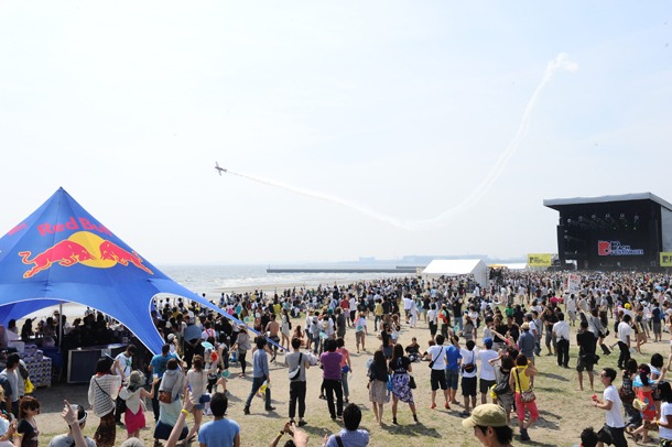 青空を駆ける飛行機