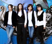 blue chee'sはキャメロン(B, Vo)、クイーンエリザベスIII世(Dr, Vo)、ジェシカ(Vo, G)、アネモネ(Key, Vo)の4人からなるガールズバンド。