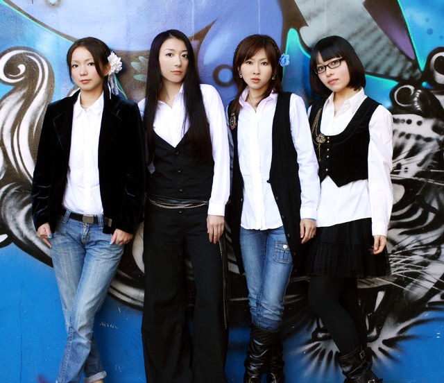 blue chee'sはキャメロン（B, Vo）、クイーンエリザベスIII世（Dr, Vo）、ジェシカ（Vo, G）、アネモネ（Key, Vo）の4人からなるガールズバンド。