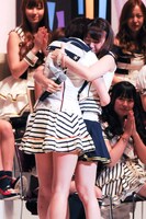 互いの健闘をたたえあった後で抱擁しあう1位の前田敦子（写真左）と2位の大島優子（写真右）。