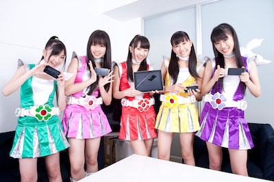 「MIWA ROCK!!」で得点を競い合ったももいろクローバーZ。5人が本気で熱中するあまり、取材時間は予定時刻をオーバーしてしまった。