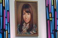 ステージ上に掛けられた大島優子の肖像画。