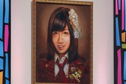 ステージ上に掛けられた前田敦子の肖像画。
