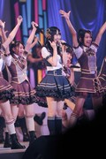 「1!2!3!4! ヨロシク!」を歌唱するSKE48。
