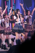 「１！２！３！４！ ヨロシク！」を歌唱するSKE48。