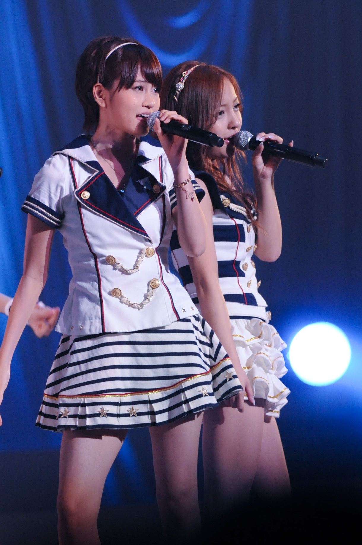 「Everyday、カチューシャ」を歌唱するAKB48。