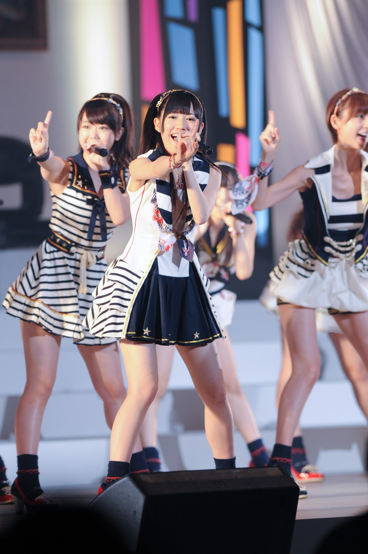 「Everyday、カチューシャ」を歌唱するAKB48。