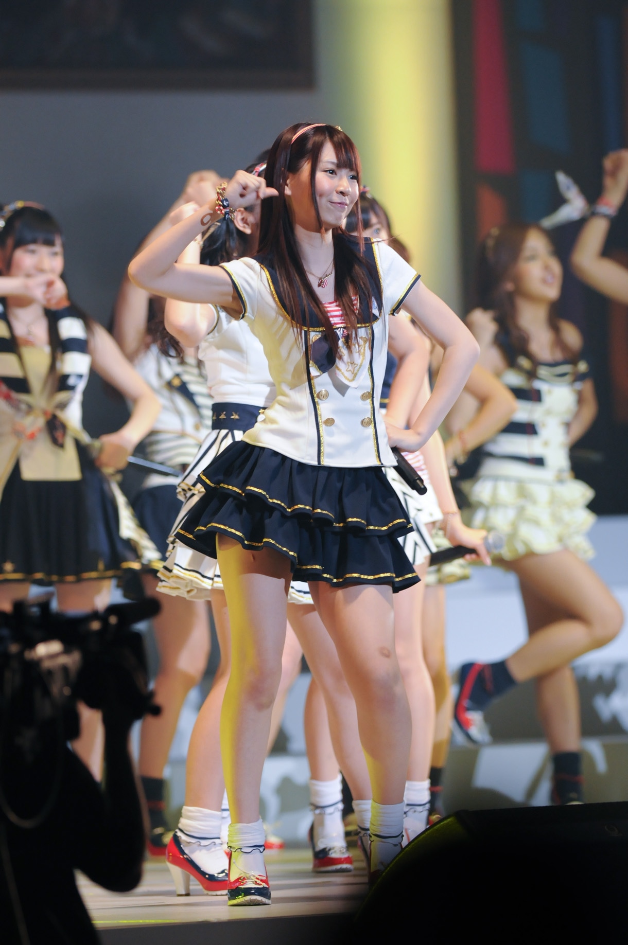 「Everyday、カチューシャ」を歌唱するAKB48。