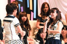 前田敦子（写真左）にメッセージを贈る大島優子（右）。