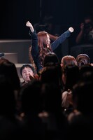 喜びを全身で表現する梅田彩佳（チームK）。