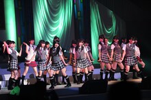NMB48による「絶滅黒髪少女」パフォーマンスの様子。