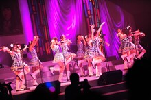 AKB48研究生による「ヘビーローテーション」パフォーマンスの様子。