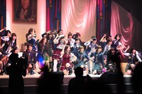 AKB48による「ポニーテールとシュシュ」パフォーマンスの様子。