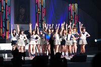 AKB48による「Everyday、カチューシャ」パフォーマンスの様子。