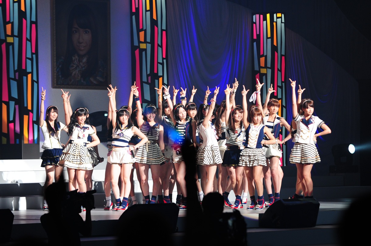 AKB48による「Everyday、カチューシャ」パフォーマンスの様子。